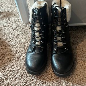 Cute black boots with fur 8.5 only worn once